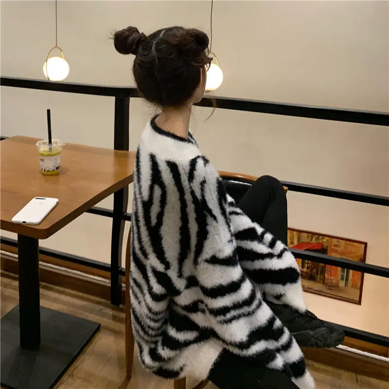 Korean version of the loose zebra pattern knitted sweater women's autumn 2020 new lazy style long-sleeved pullover jacket
Korean version of the loose zebra pattern knitted sweater women's autumn 2020 new lazy style long-sleeved pullover jacket