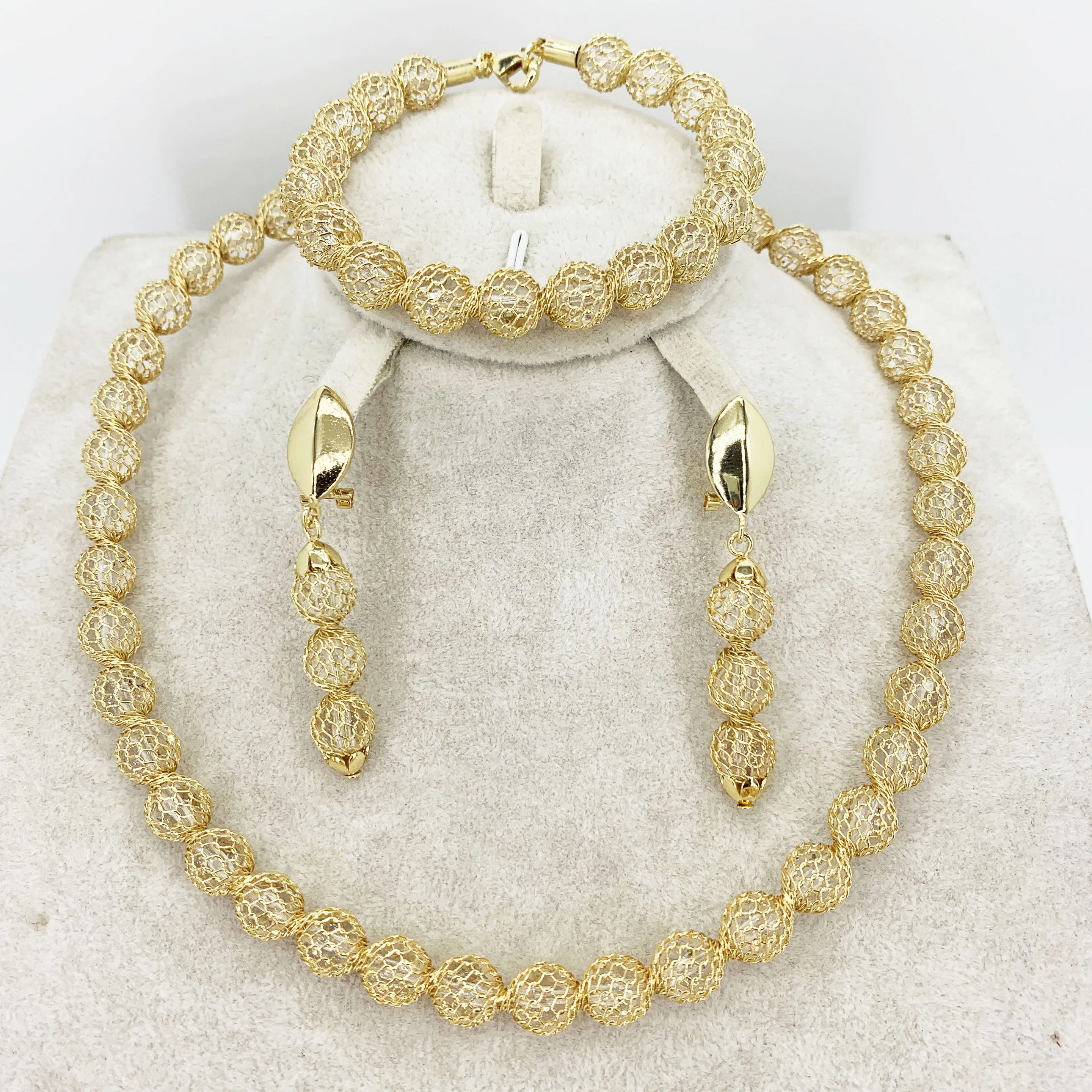 Bridal gift fashion high quality African jewelry set female necklace earrings bracelet travel gold jewelry set
Bridal gift fashion high quality African jewelry set female necklace earrings bracelet travel gold jewelry set