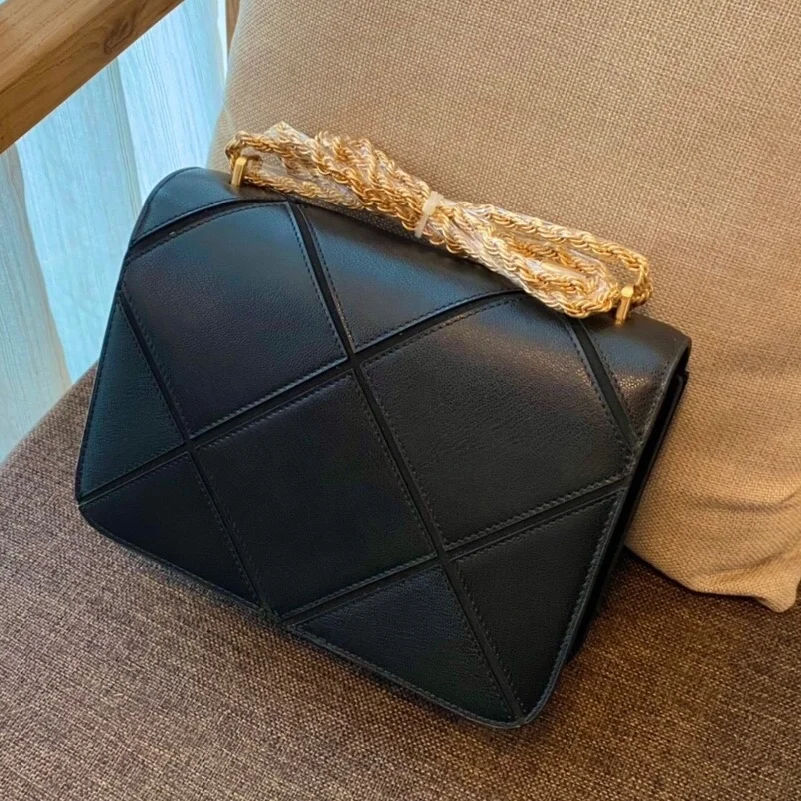 New tofu bag classic box leather retro hardware car line ladies chain small square bag messenger bag.
New tofu bag classic box leather retro hardware car line ladies chain small square bag messenger bag.