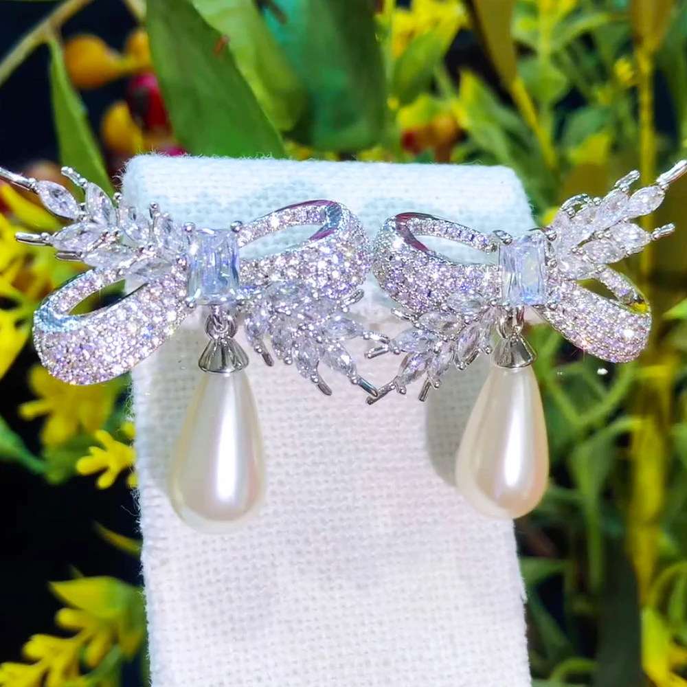 Soramoore New Romantic Shiny Bowknot Pearl Drop Earrings Cubic Zirconia Women Wedding Trendy Earrings Bijoux High Quality Trend
Soramoore New Romantic Shiny Bowknot Pearl Drop Earrings Cubic Zirconia Women Wedding Trendy Earrings Bijoux High Quality Trend