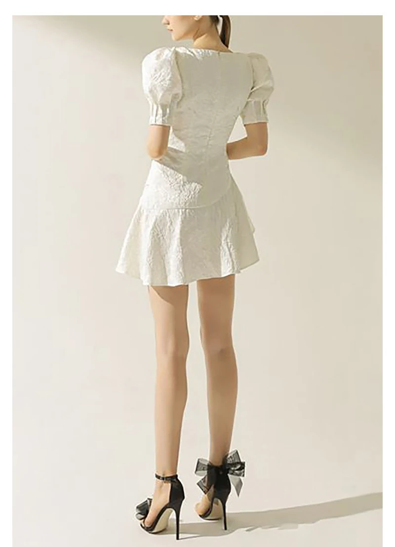 2021 women's new style retro western style, waist reduction and thin temperament fashion jacquard V-neck short-sleeved dress
2021 women's new style retro western style, waist reduction and thin temperament fashion jacquard V-neck short-sleeved dress