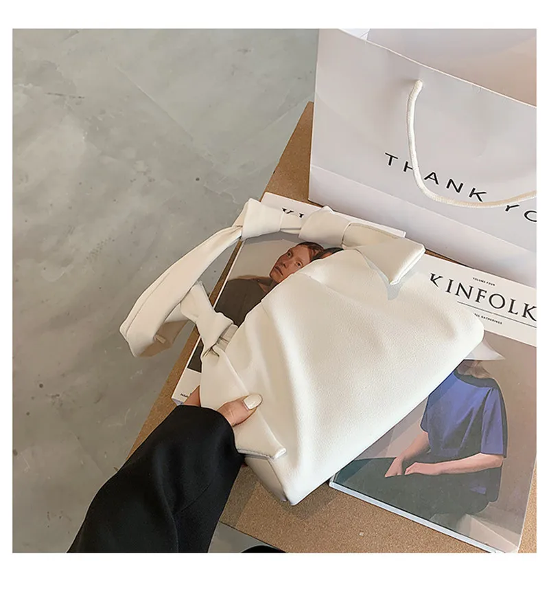 2020 new women dumplings shoulder bags mini cross body bags for girls leather two belt Clouds summer bags M
2020 new women dumplings shoulder bags mini cross body bags for girls leather two belt Clouds summer bags M