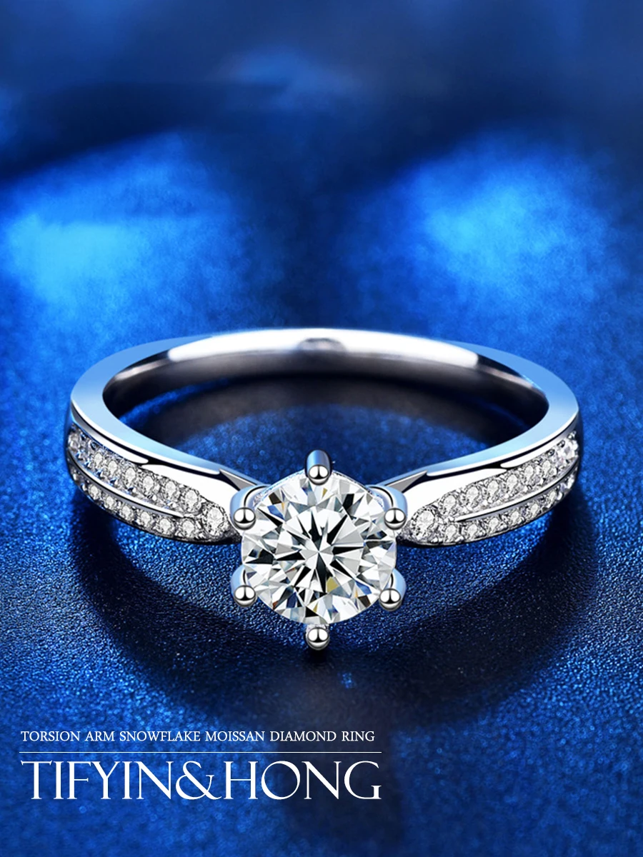 100% Moissanite Classic Charm Diamond Ring One Carat High Quality Artificial S925 Silver Wedding Engagement Couple Gift Jewelry
100% Moissanite Classic Charm Diamond Ring One Carat High Quality Artificial S925 Silver Wedding Engagement Couple Gift Jewelry