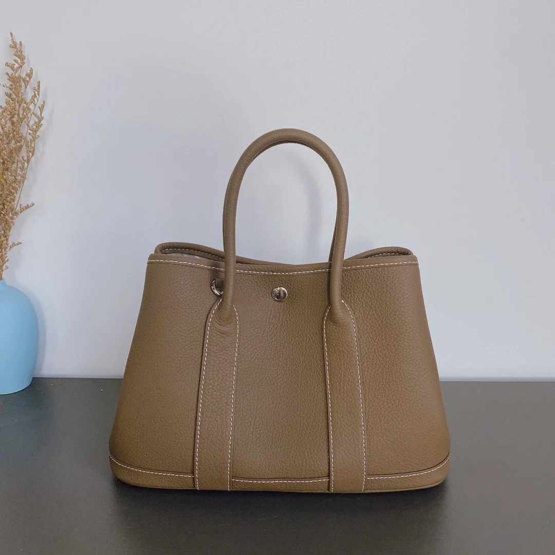 2021 new leather lady's garden bag with one shoulder slung tote bag kraft leather handbag with large capacity shopping bag
2021 new leather lady's garden bag with one shoulder slung tote bag kraft leather handbag with large capacity shopping bag