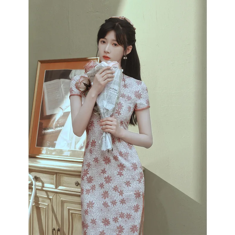 Женская летняя обувь Cheongsam с короткими рукавами в винтажном стиле розового цвета с цветочным принтом, платье с кружевом и вышивкой Qipao весен...
Женская летняя обувь Cheongsam с короткими рукавами в винтажном стиле розового цвета с цветочным принтом, платье с кружевом и вышивкой Qipao весен...