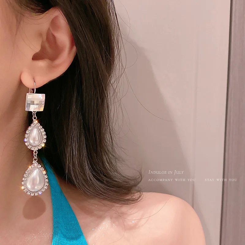 Palace Style Fashion Temperament Crystal Pearl Earrings for Women Korean Fashion Jewelry Unusual Earrings Accessories for Girls
Palace Style Fashion Temperament Crystal Pearl Earrings for Women Korean Fashion Jewelry Unusual Earrings Accessories for Girls