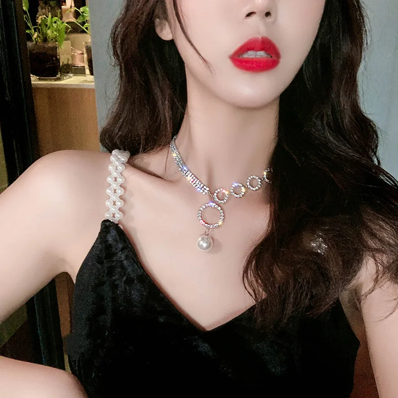 Temperament full diamond large ring pearl necklace women's lock neck chain bone chain net red neck band simple wholesale collar 
Temperament full diamond large ring pearl necklace women's lock neck chain bone chain net red neck band simple wholesale collar
