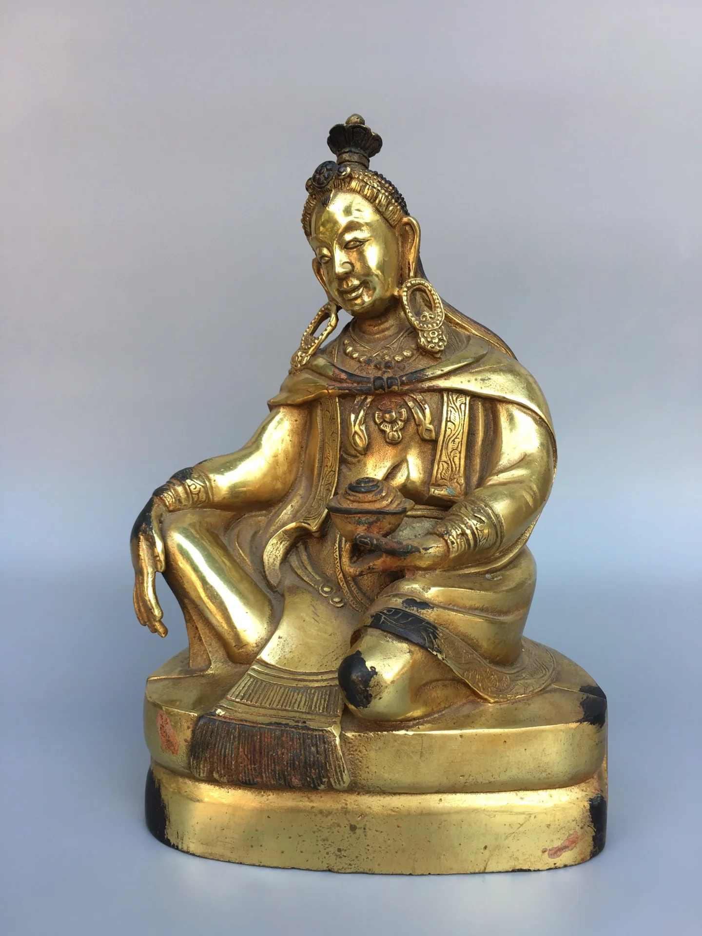 8"Chinese Folk Collection Old Bronze Gilt Tara Buddha Tibetan Buddha Guanyin Bodhisattva Sitting Buddha Ornaments Town House
8"Chinese Folk Collection Old Bronze Gilt Tara Buddha Tibetan Buddha Guanyin Bodhisattva Sitting Buddha Ornaments Town House