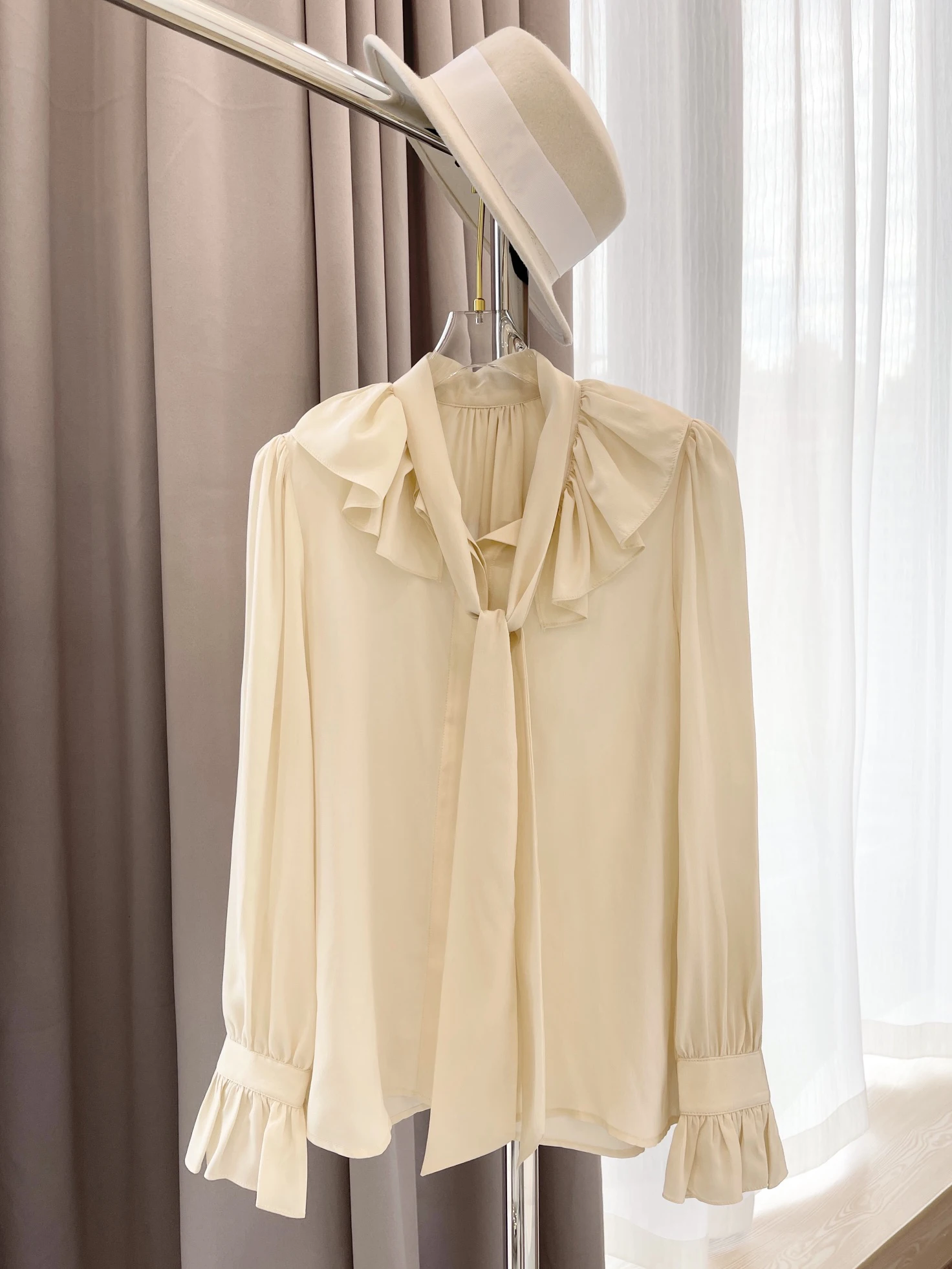 Real Silk Puff Sleeve European High Quality Women Lace-Up Shirts Office Lady Base To The Basics Blouse Elegant Runway Solid Tops
Real Silk Puff Sleeve European High Quality Women Lace-Up Shirts Office Lady Base To The Basics Blouse Elegant Runway Solid Tops