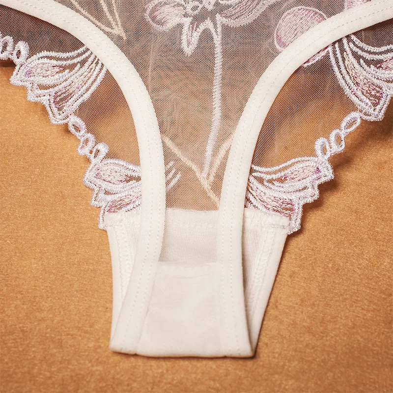 Sexy Embroidered Underwear Women's Thongs Hollow Fashion Transparent Elastic T-shaped Pants Pure Cotton Crotch Lady's Briefs
Sexy Embroidered Underwear Women's Thongs Hollow Fashion Transparent Elastic T-shaped Pants Pure Cotton Crotch Lady's Briefs