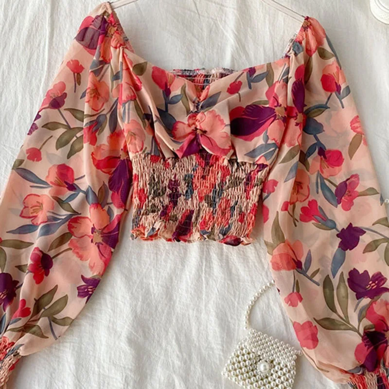 Retro floral wood ear pleated square neck top women's 2021 spring and autumn folds slim short long-sleeved chiffon shirt trend
Retro floral wood ear pleated square neck top women's 2021 spring and autumn folds slim short long-sleeved chiffon shirt trend