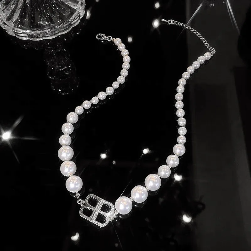 Letter Pearl Women's Necklace Light Luxury Design Sense Retro Fashion Wild Woman Clavicle Chain High-Sense Necklace Jewelry
Letter Pearl Women's Necklace Light Luxury Design Sense Retro Fashion Wild Woman Clavicle Chain High-Sense Necklace Jewelry