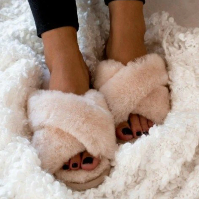 HOT Winter Women House Slippers Warm Faux Fur Fashion Shoes Woman Slip on Flats Designer Ladies Furry Slippers Female Slides 
HOT Winter Women House Slippers Warm Faux Fur Fashion Shoes Woman Slip on Flats Designer Ladies Furry Slippers Female Slides