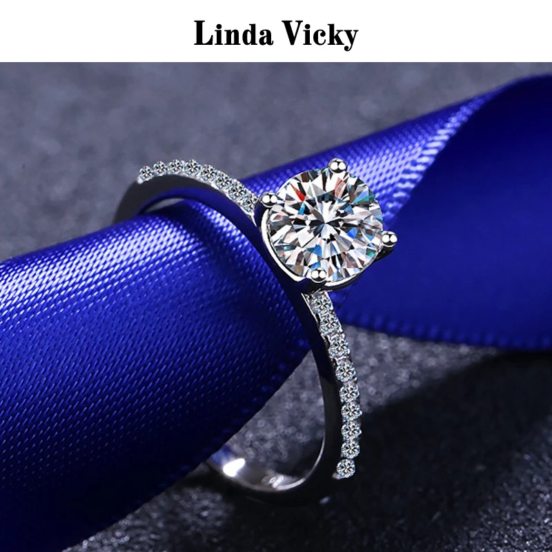 LINDA VICKY Women Classic Diamond Ring VVS 100%Real Moissanite Sterling Silver Rings Luxury Wedding Jewelry Precious Girl Gift
LINDA VICKY Women Classic Diamond Ring VVS 100%Real Moissanite Sterling Silver Rings Luxury Wedding Jewelry Precious Girl Gift