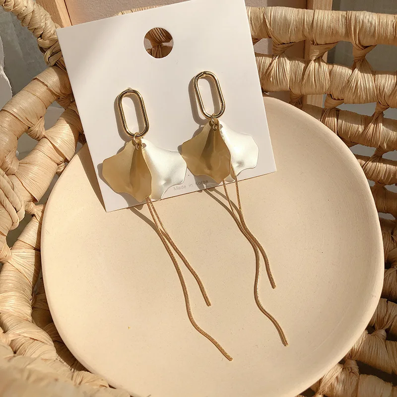 Korean matte geometric earring female style long temperament tassel super fairy flower petal drop fashion web celebrity earrings
Korean matte geometric earring female style long temperament tassel super fairy flower petal drop fashion web celebrity earrings