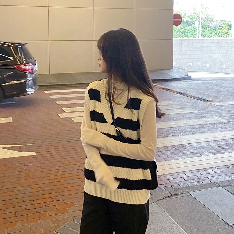 2020 Autumn and Winter Korean Style V Neck Knitted Stripe Patchwork Sleeveless Vest Sweaters Womens Pullovers Womens
2020 Autumn and Winter Korean Style V Neck Knitted Stripe Patchwork Sleeveless Vest Sweaters Womens Pullovers Womens