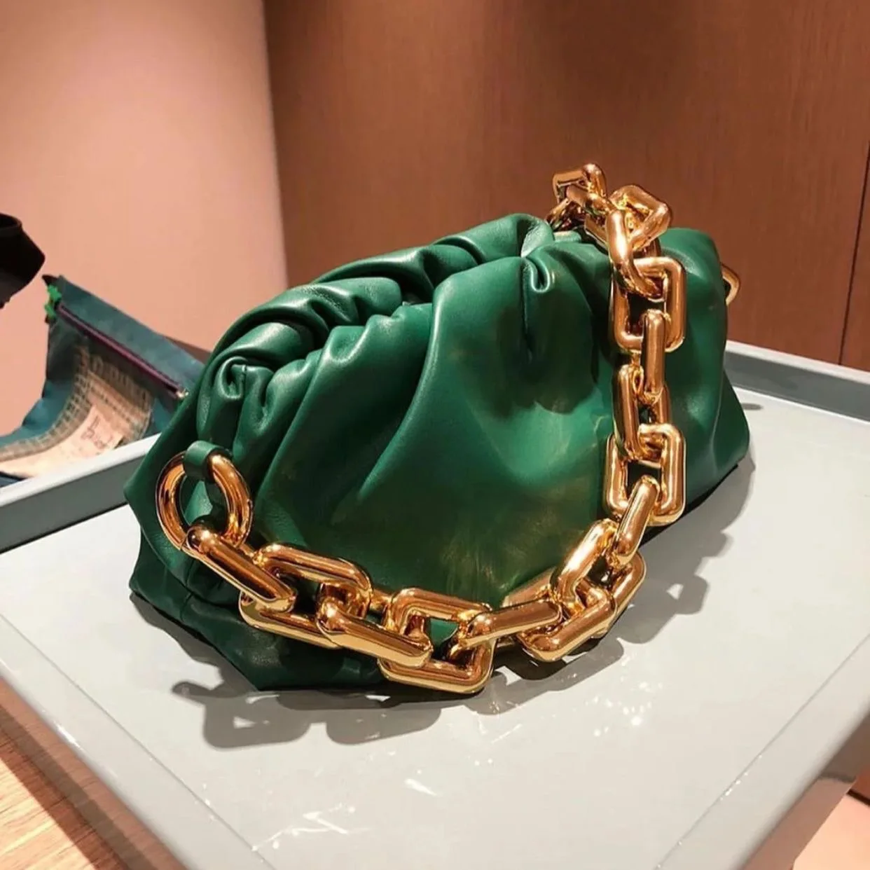 Thick Chains Hobos for Women Fashion New Leather Shoulder Bags Sling Hand Bags Ladies Fashion Soft Bag Single Shoulder Purse
Thick Chains Hobos for Women Fashion New Leather Shoulder Bags Sling Hand Bags Ladies Fashion Soft Bag Single Shoulder Purse