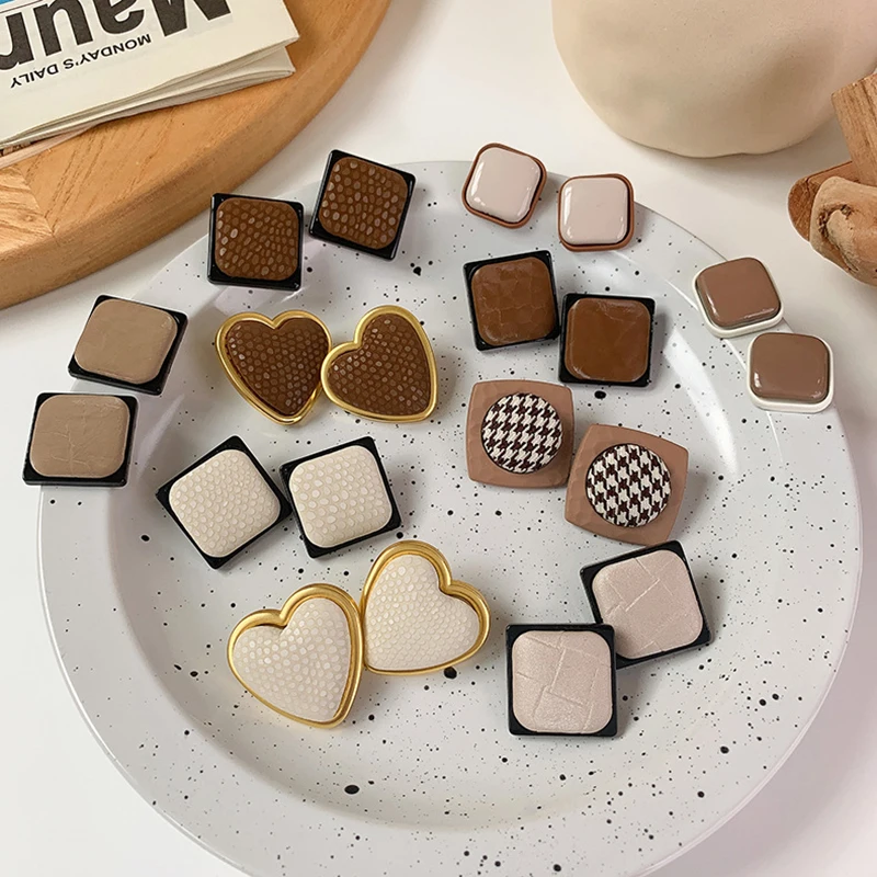 Brown Leather Heart Stud Earrings Cute Fashion Jewelry Accessories Simple Round Square Geometry Earrings for Women 2022 New
Brown Leather Heart Stud Earrings Cute Fashion Jewelry Accessories Simple Round Square Geometry Earrings for Women 2022 New