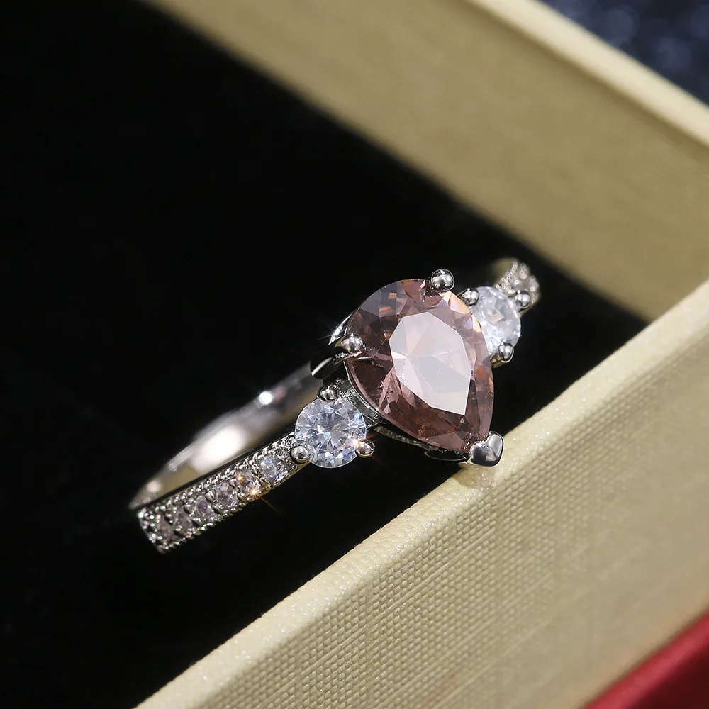 2021 Classic Wedding Ring For Women With Pink Zircon Stone Prong Setting Romantic Fashion Girls Engagment Ring Anniversary gift
2021 Classic Wedding Ring For Women With Pink Zircon Stone Prong Setting Romantic Fashion Girls Engagment Ring Anniversary gift