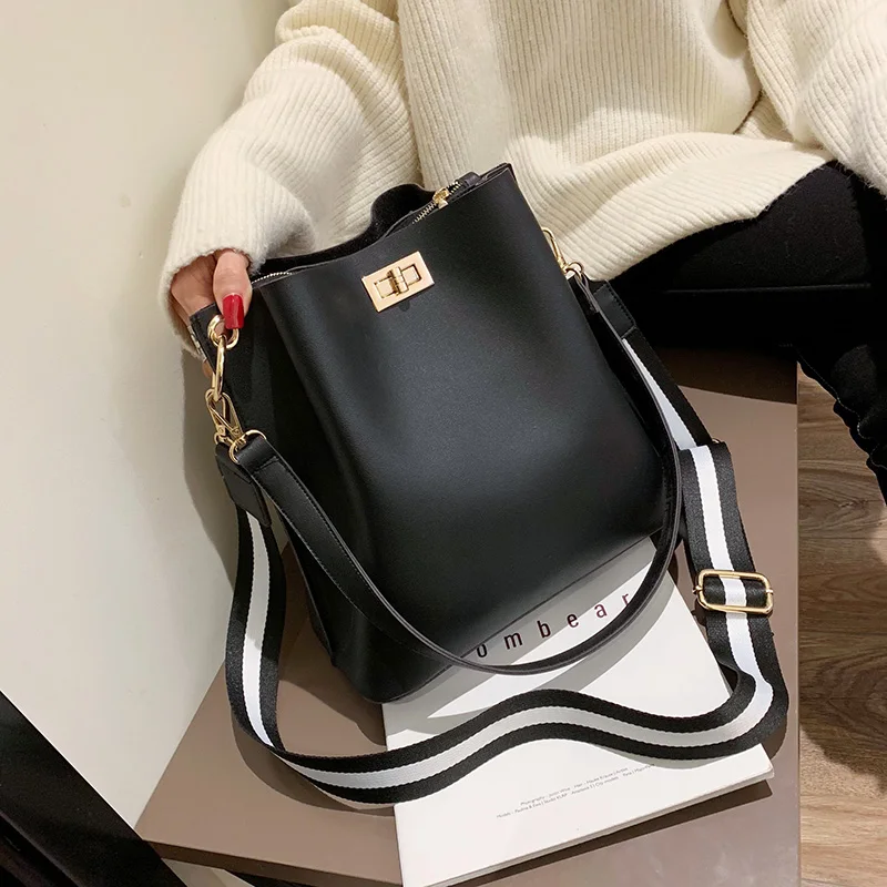 2020 Brand Designer Women PU Leather Handbag Shoulder Messenger Bag Ladies Large Capacity Broadband Fashion Solid Bucket Bag
2020 Brand Designer Women PU Leather Handbag Shoulder Messenger Bag Ladies Large Capacity Broadband Fashion Solid Bucket Bag