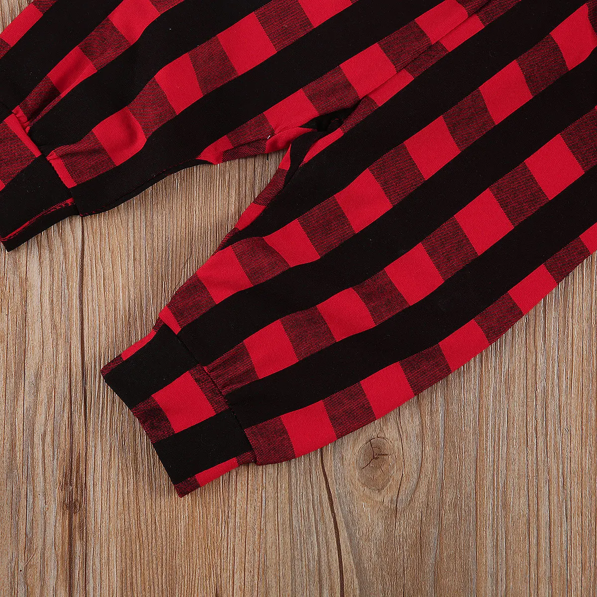 3 Pcs Newborn Christmas Outfits Infant Long Sleeve Round Neck Letter Print Romper + Plaid Trousers + Knotted Cap
3 Pcs Newborn Christmas Outfits Infant Long Sleeve Round Neck Letter Print Romper + Plaid Trousers + Knotted Cap