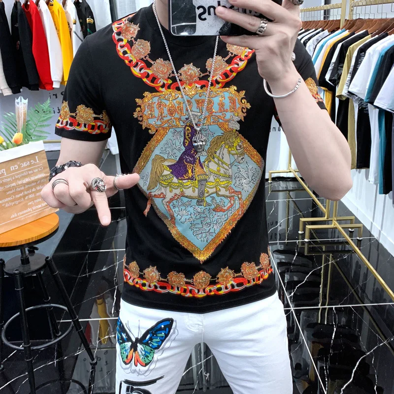2021 Luxury Rhinestone T Shirt Men Short Sleeve O-neck Tops Tees Vintage Streetwear T-shirt Casual Slim Fit Social Male Clothing
2021 Luxury Rhinestone T Shirt Men Short Sleeve O-neck Tops Tees Vintage Streetwear T-shirt Casual Slim Fit Social Male Clothing