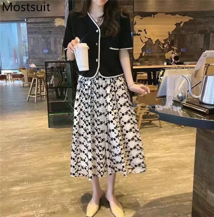 2021 Summer Black Knitted Cardigan Tops Women Short Sleeve V-neck Kntiwear Korean Elegant Vintage Sweater Jumpers Femme
2021 Summer Black Knitted Cardigan Tops Women Short Sleeve V-neck Kntiwear Korean Elegant Vintage Sweater Jumpers Femme