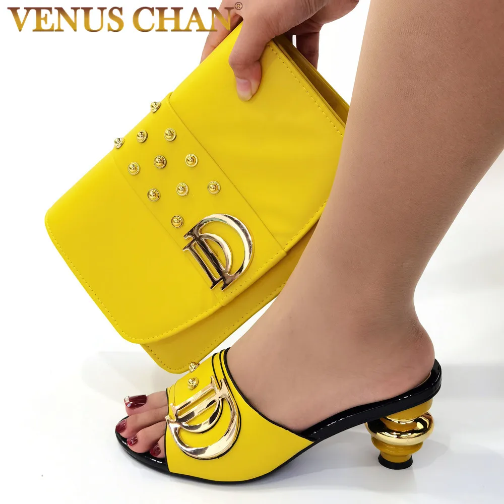 2021 New Arrival Italian Design Nigerian Fashion Summer Flower Style Party Women Shoes and Bag Set in yellow Gold Color
2021 New Arrival Italian Design Nigerian Fashion Summer Flower Style Party Women Shoes and Bag Set in yellow Gold Color