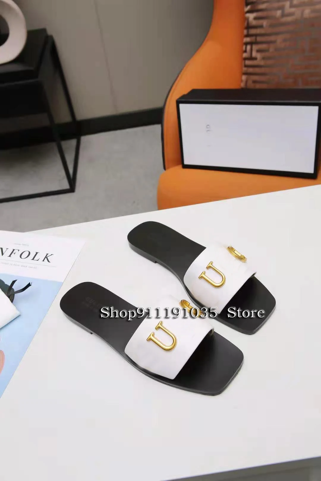 Designer brand luxury couple models leather flat slippers size 35-45
Designer brand luxury couple models leather flat slippers size 35-45