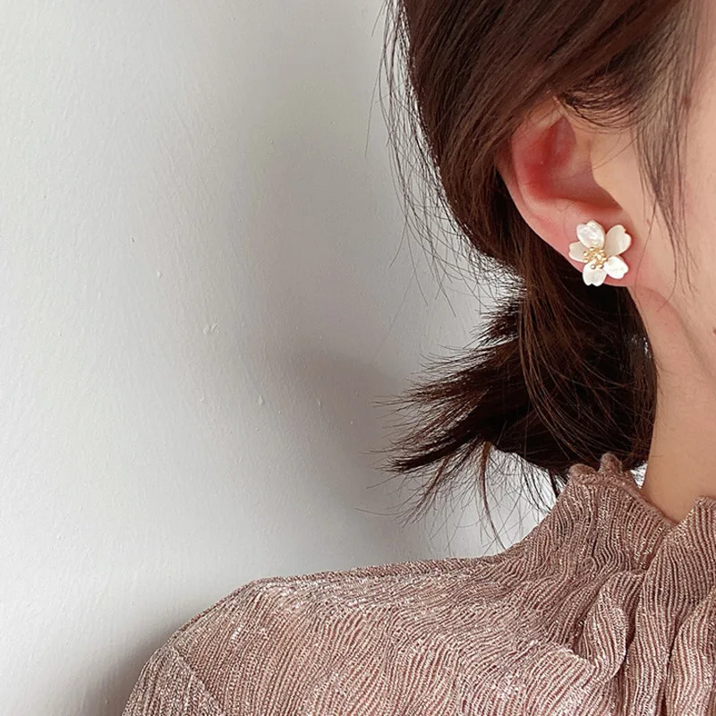 Classic New 2020 Women Stud Earrings Simple Shell Flower Pearl Earrings Fashion Jewelry Womens Accessories Wedding Earings Gifts
Classic New 2020 Women Stud Earrings Simple Shell Flower Pearl Earrings Fashion Jewelry Womens Accessories Wedding Earings Gifts