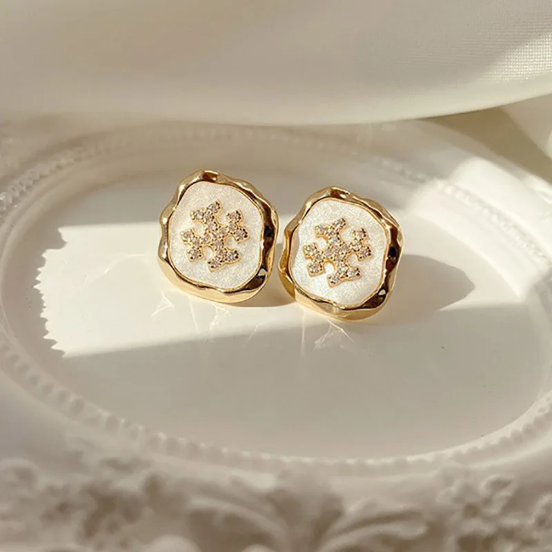 GSOLD Retro Irregular Metal Black White Enamel Stud Earrings Zirconia Snowflake Ear Studs For Women Korean Fashion Jewelry
GSOLD Retro Irregular Metal Black White Enamel Stud Earrings Zirconia Snowflake Ear Studs For Women Korean Fashion Jewelry