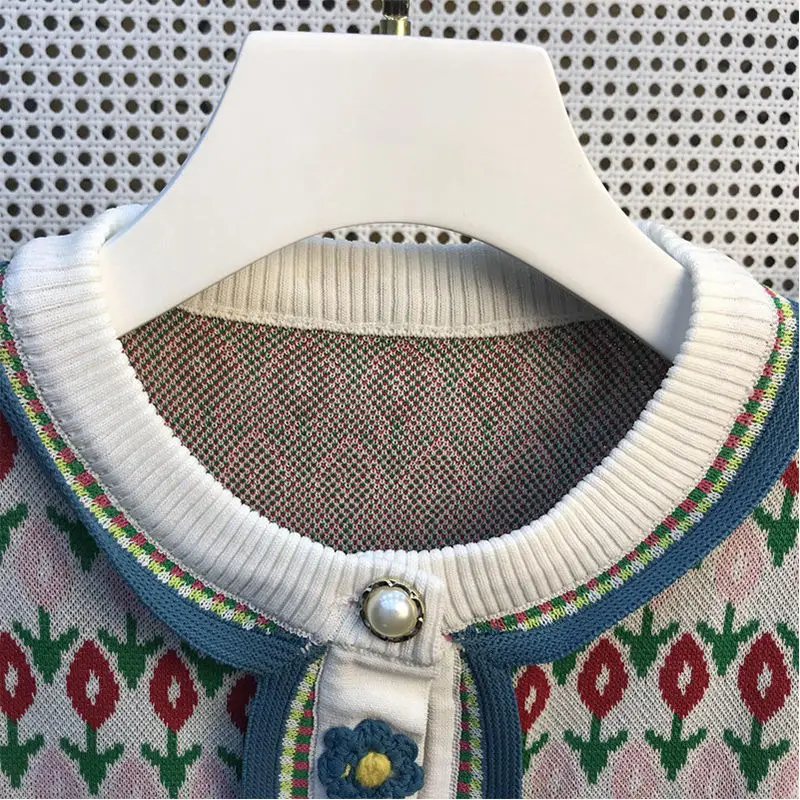 Short sleeve T-shirt women's summer retro jacquard design small thin cardigan temperament round neck short slim top
Short sleeve T-shirt women's summer retro jacquard design small thin cardigan temperament round neck short slim top