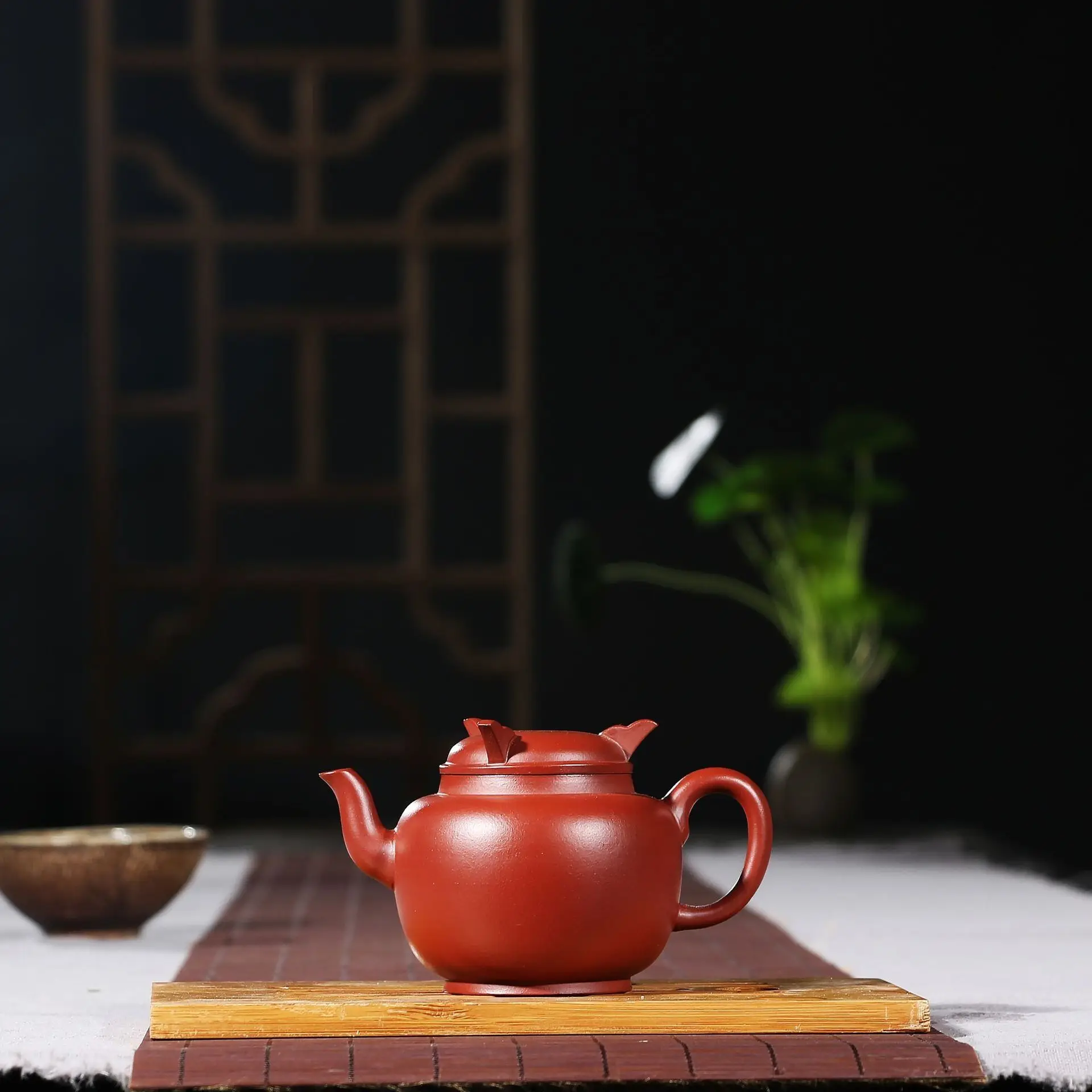 Chinese teapot Yixing Purple Clay Pot Raw Mine Dahongpao Three-legged Ding Standing Pot Handmade Kung Fu Tea Set Teapot 160ml
Chinese teapot Yixing Purple Clay Pot Raw Mine Dahongpao Three-legged Ding Standing Pot Handmade Kung Fu Tea Set Teapot 160ml