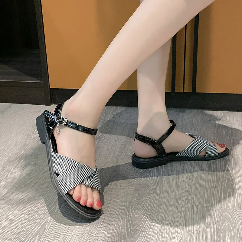 Women's sandals 2021 summer new products hot sale fashion sandals ladies casual all-match simple fashion sandals and slippers
Women's sandals 2021 summer new products hot sale fashion sandals ladies casual all-match simple fashion sandals and slippers