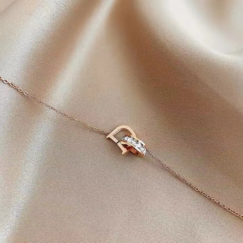 2021 New Classic Zircon D Letter Pendant Titanium Steel Short Necklace For Woman Fashion girls Clavicle Chain Sexy Neck Jewelry
2021 New Classic Zircon D Letter Pendant Titanium Steel Short Necklace For Woman Fashion girls Clavicle Chain Sexy Neck Jewelry