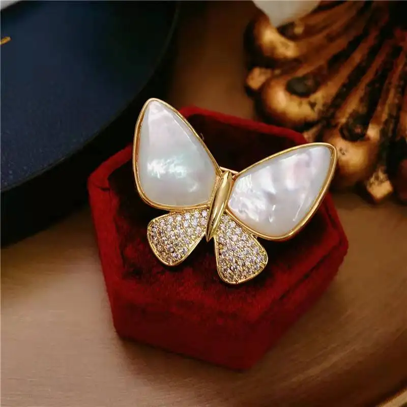 Женская Брошь с микро-инкрустацией в виде бабочки
Женская Брошь с микро-инкрустацией в виде бабочки