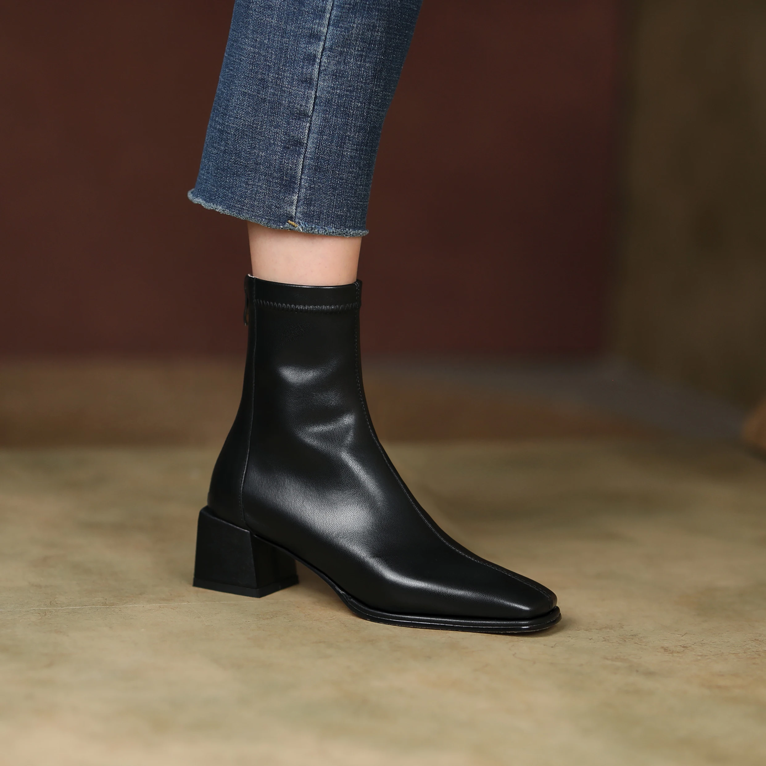 2021 autumn new square toe fashion boots European and American style street thick heel mid heel zipper knight boots
2021 autumn new square toe fashion boots European and American style street thick heel mid heel zipper knight boots