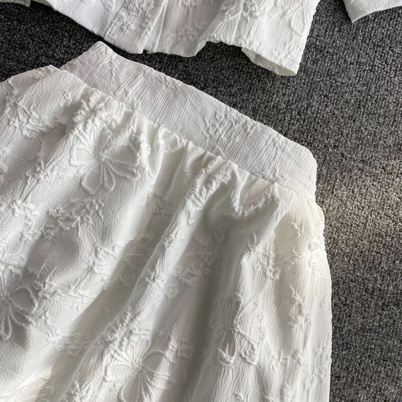 High-waisted slim waist short jacquard square collar shirt and knee-length big swing white skirt two-piece suit
High-waisted slim waist short jacquard square collar shirt and knee-length big swing white skirt two-piece suit