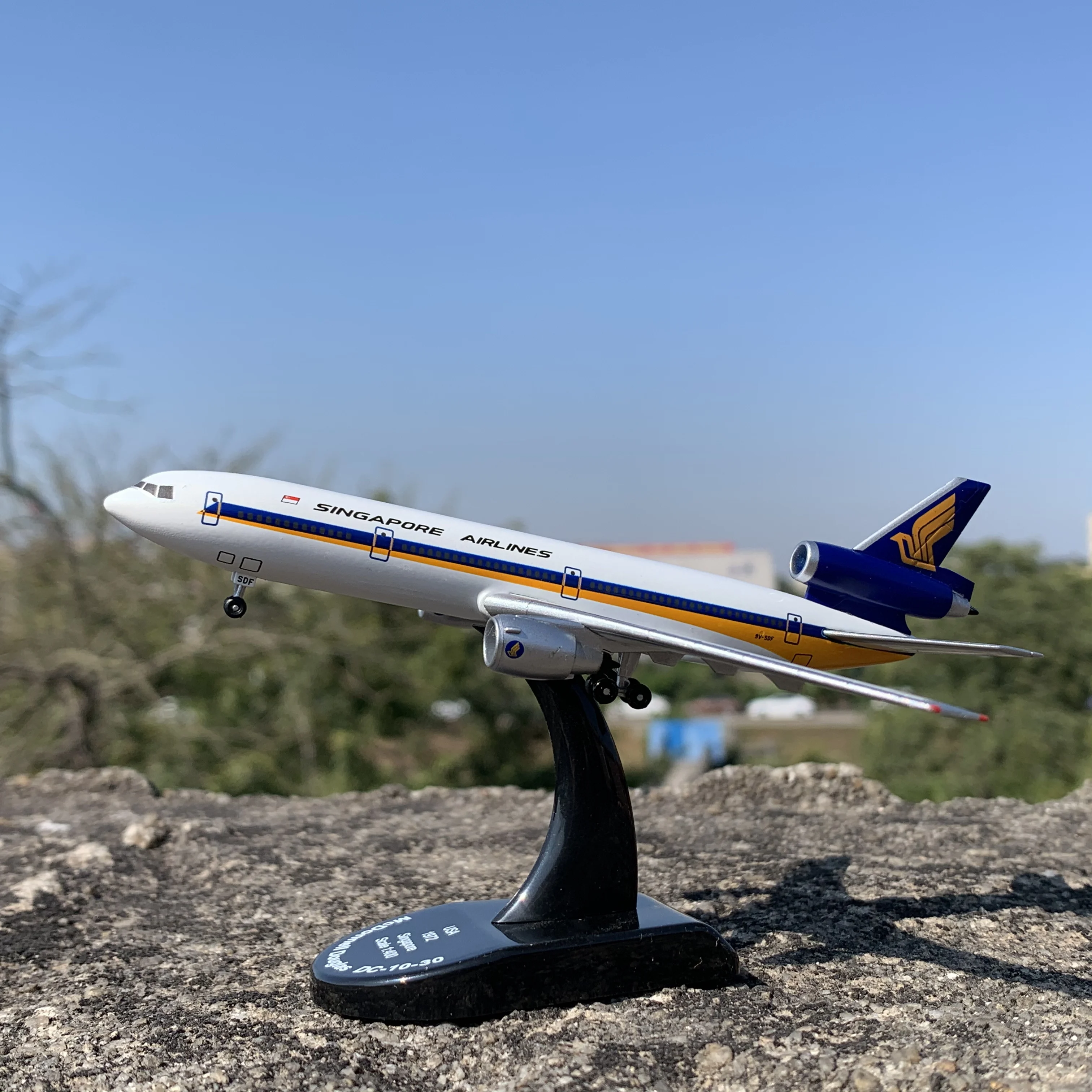 1/400 Scale Singapore Airlines DC-10-30 Aircraft Plane Model Alloy Airplane Collectible Gift Display Airplanes Decoration Show
1/400 Scale Singapore Airlines DC-10-30 Aircraft Plane Model Alloy Airplane Collectible Gift Display Airplanes Decoration Show