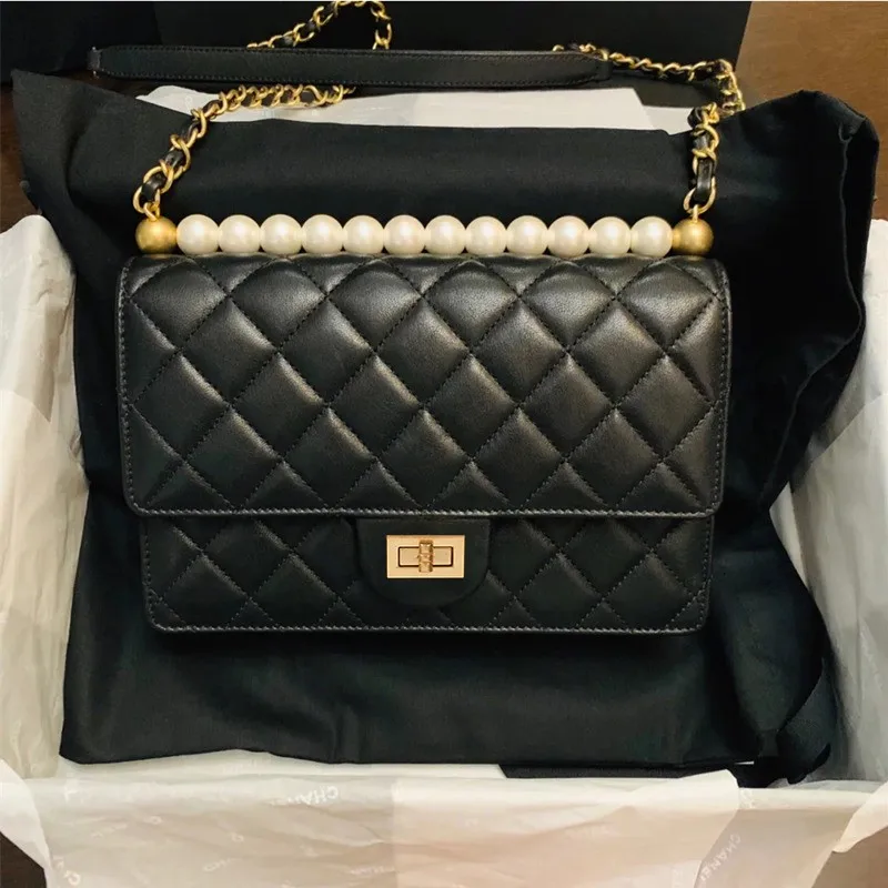 Fashion Women Brand Flap Shoulder Bag Sheepskin Genuine Leather Diamond Crossbody Bags Hasp Chain Pearls Designer Runway Bag
Fashion Women Brand Flap Shoulder Bag Sheepskin Genuine Leather Diamond Crossbody Bags Hasp Chain Pearls Designer Runway Bag