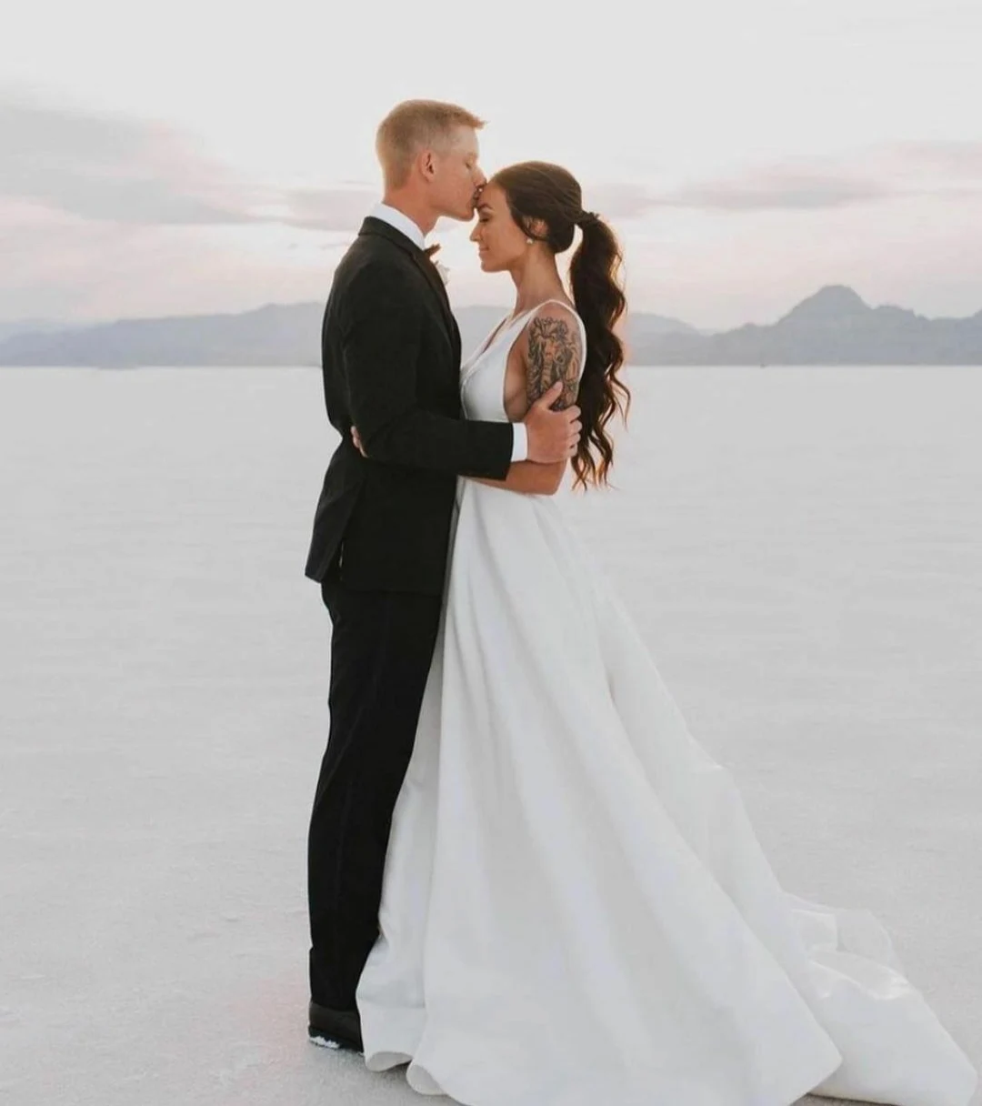 Женское длинное атласное платье с V-образным вырезом, карманами
Женское длинное атласное платье с V-образным вырезом, карманами