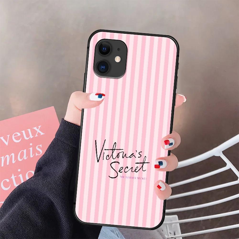 Fashion Brand Pink Victoria Phone Case Cover Hull For IPhone 5 5s se 2 6 6s 7 8 12 Mini Plus X XS XR 11 PRO MAX black Cover
Fashion Brand Pink Victoria Phone Case Cover Hull For IPhone 5 5s se 2 6 6s 7 8 12 Mini Plus X XS XR 11 PRO MAX black Cover