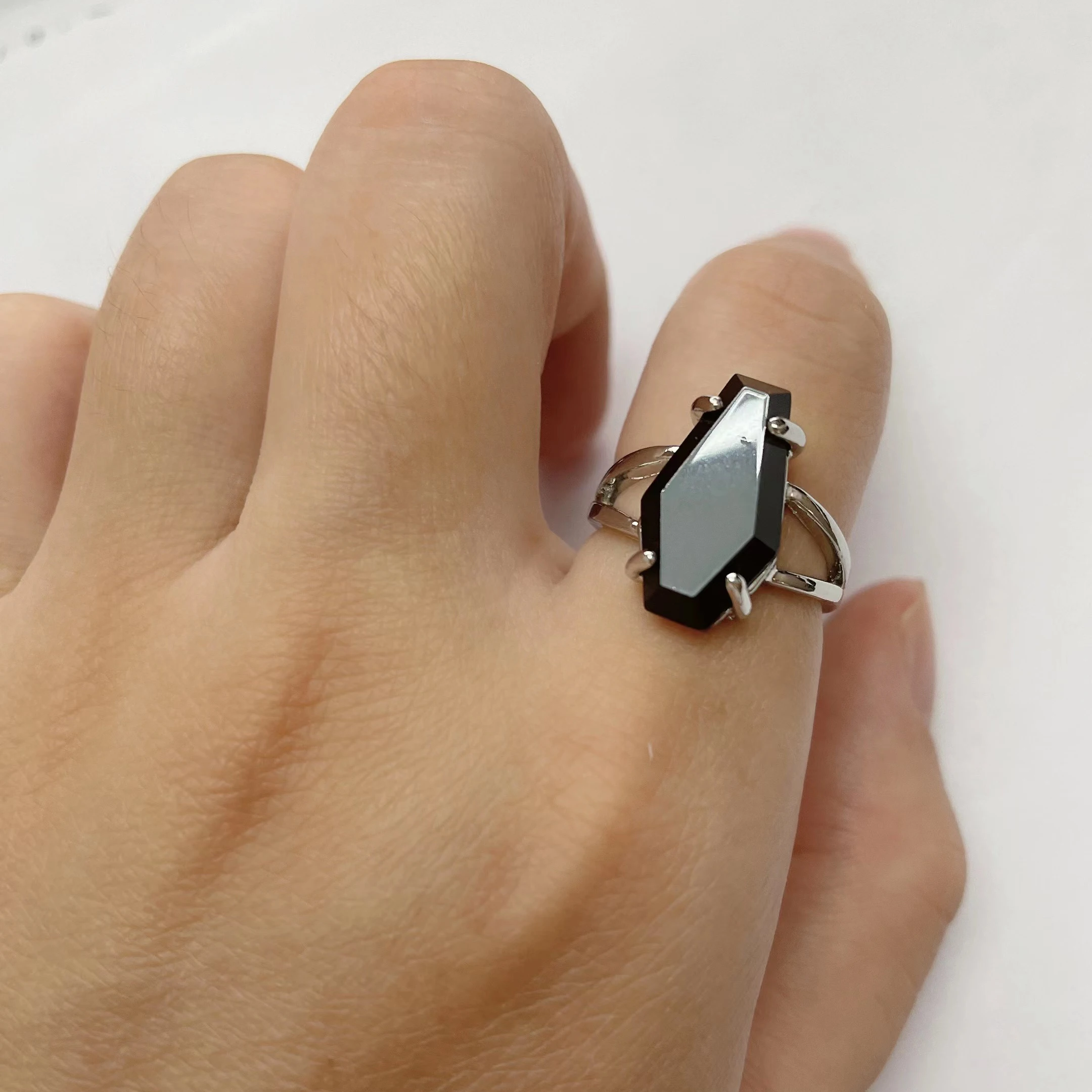 Женское кольцо с фианитом серебристое/золотистое черным в готическом стиле