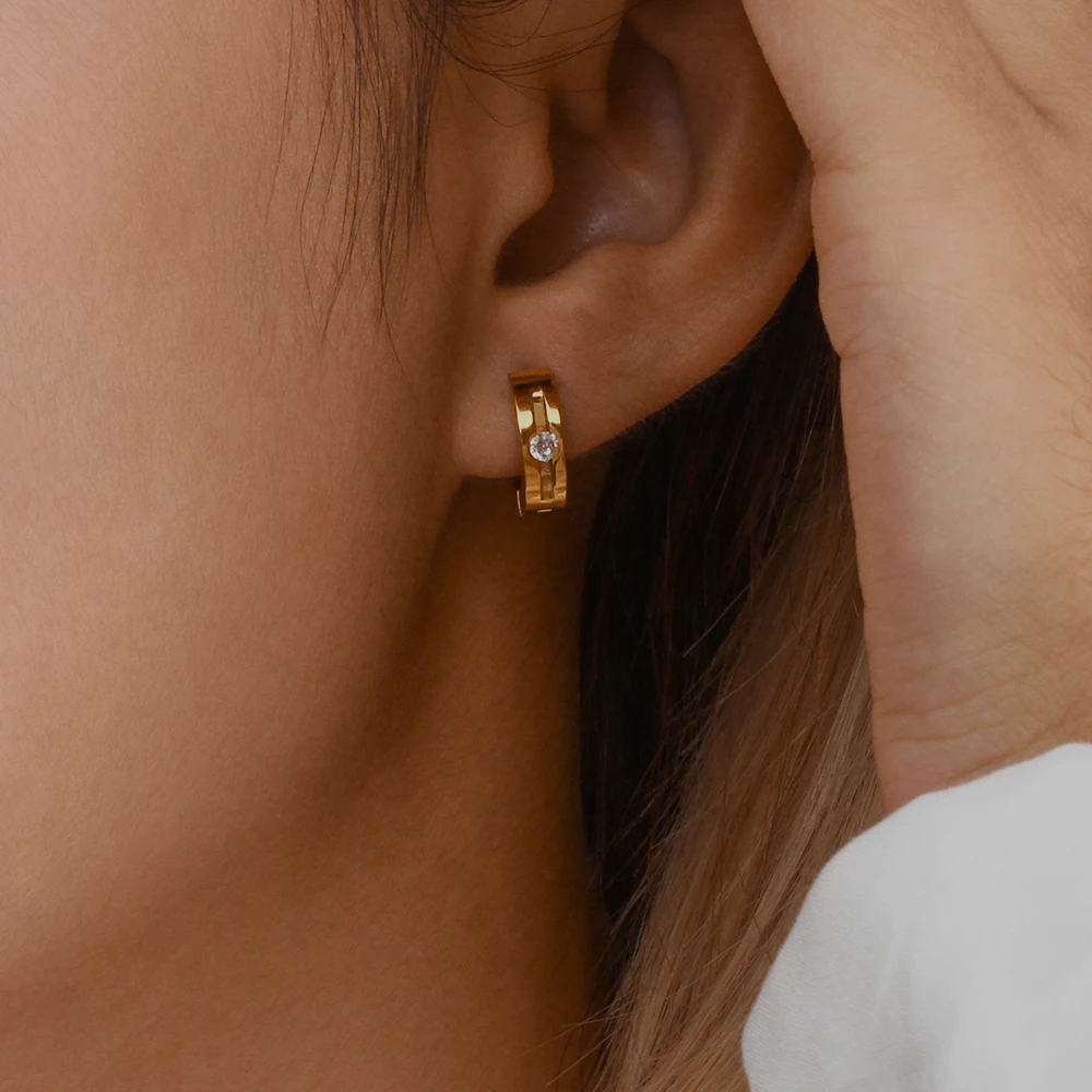 2022 New Basic Stainless Steel 18K Gold Plated Small Thick Huggies Earring Blingbling CZ Paved Stone Mini Gold Hoops For Lady
2022 New Basic Stainless Steel 18K Gold Plated Small Thick Huggies Earring Blingbling CZ Paved Stone Mini Gold Hoops For Lady