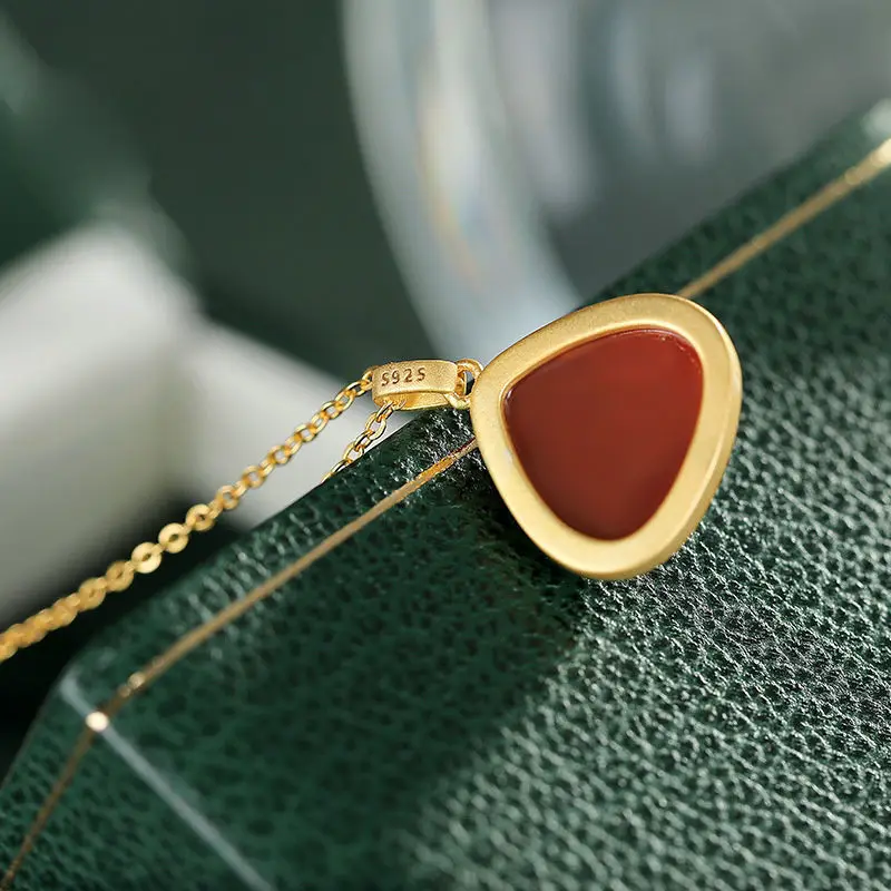 2021 hot new style Natural Jade Simple Geometric Triangle Clavicle Necklace Gold Inlaid Southern Red Agate Pendant Gift 
2021 hot new style Natural Jade Simple Geometric Triangle Clavicle Necklace Gold Inlaid Southern Red Agate Pendant Gift