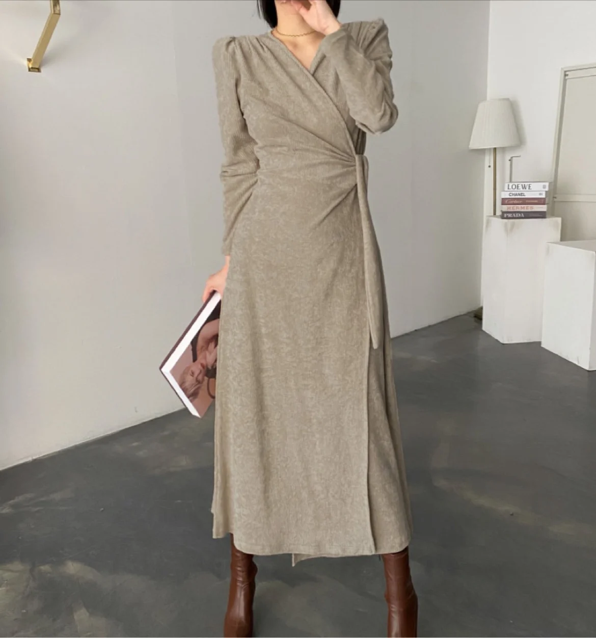 Осень-зима 2021, корейские французские женские платья, элегантное вельветовое платье средней длины с V-образным вырезом и шнуровкой
Осень-зима 2021, корейские французские женские платья, элегантное вельветовое платье средней длины с V-образным вырезом и шнуровкой