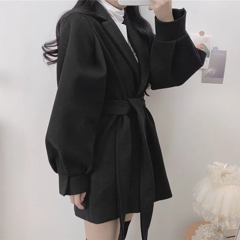Женское шерстяное пальто с широкой талией черное приталенное отложным