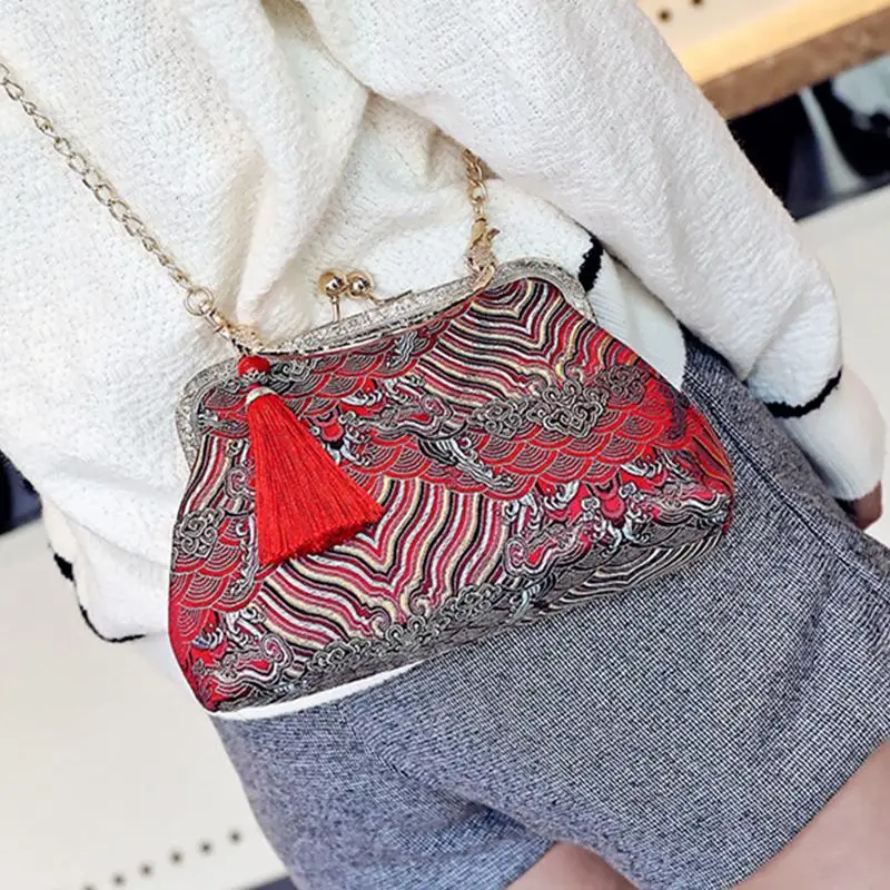 2021 New Fashion Handsewn Cute Small Prom Clutch Silk Brocade Mini Deco Coin Purse Retro Style Kiss Lock Totes Shoulder Bag
2021 New Fashion Handsewn Cute Small Prom Clutch Silk Brocade Mini Deco Coin Purse Retro Style Kiss Lock Totes Shoulder Bag