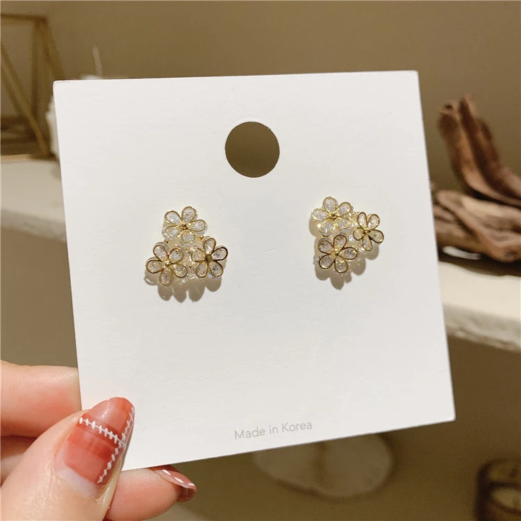 Korea New Design Fashion Jewelry Exquisite AAA Zircon Three Flowers 14K gold Earrings Elegant Women's Luxury Prom Party Earrings
Korea New Design Fashion Jewelry Exquisite AAA Zircon Three Flowers 14K gold Earrings Elegant Women's Luxury Prom Party Earrings