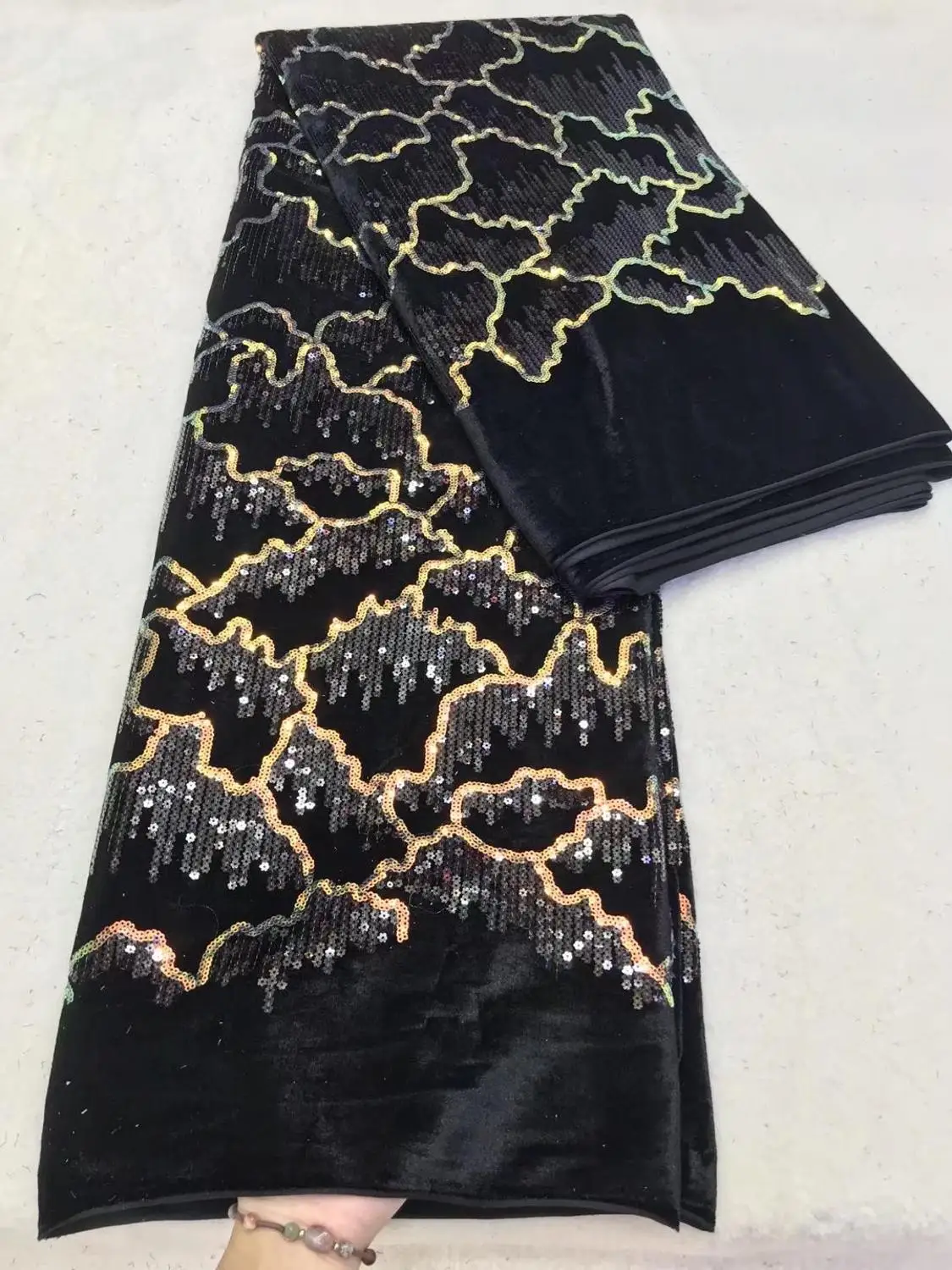 African Embroidered Sequin Velvet Lace Fabric 2020 Nigerian Embroidery velvet Sequence lace Latest Hot Sale Fashion dress J10
African Embroidered Sequin Velvet Lace Fabric 2020 Nigerian Embroidery velvet Sequence lace Latest Hot Sale Fashion dress J10